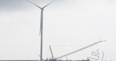 Eerste windturbine op pieren Eemshaven staat